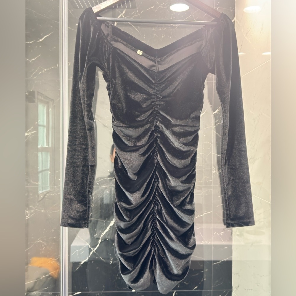 Black velvet off shoulder long sleeve mini dress structured
Size small